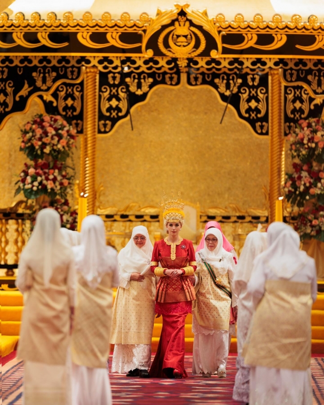 7 Momen Prince Mateen dan Anisha Rosnah Jalani Upacara Istiadat Berbedak, Tampil Kompak dengan Baju Adat Tradisional Serba Merah Keemasan! 