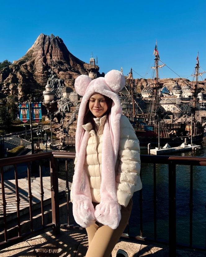 Potret Hana Saraswati Liburan ke Jepang, Kunjungi Disneyland Bareng Keluarga dan Kekasih