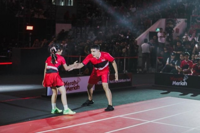 8 Potret Fuji dan Fadly Faisal Ikutan Lomba Badminton, Kompak Banget Sampai Bisa Dapat Piala!