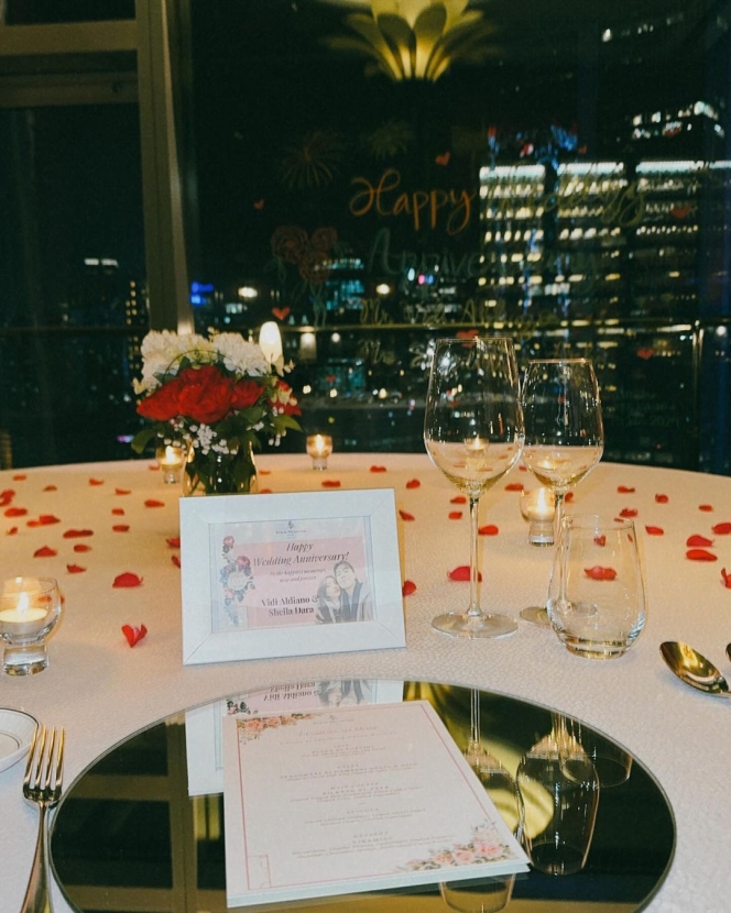 Vidi Aldiano dan Sheila Dara Rayakan Anniversary, Tampil Kompak Pakai Busana Hitam saat Dinner Romantis