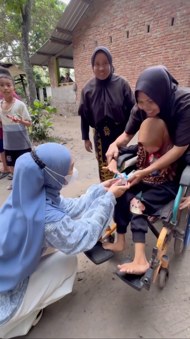 8 Potret Bahagia Ria Ricis Berbagi di Lombok Malah Dikira Bakal Nyaleg Sama Ibu-Ibu - Katanya Sudah Siap Dicoblos! 