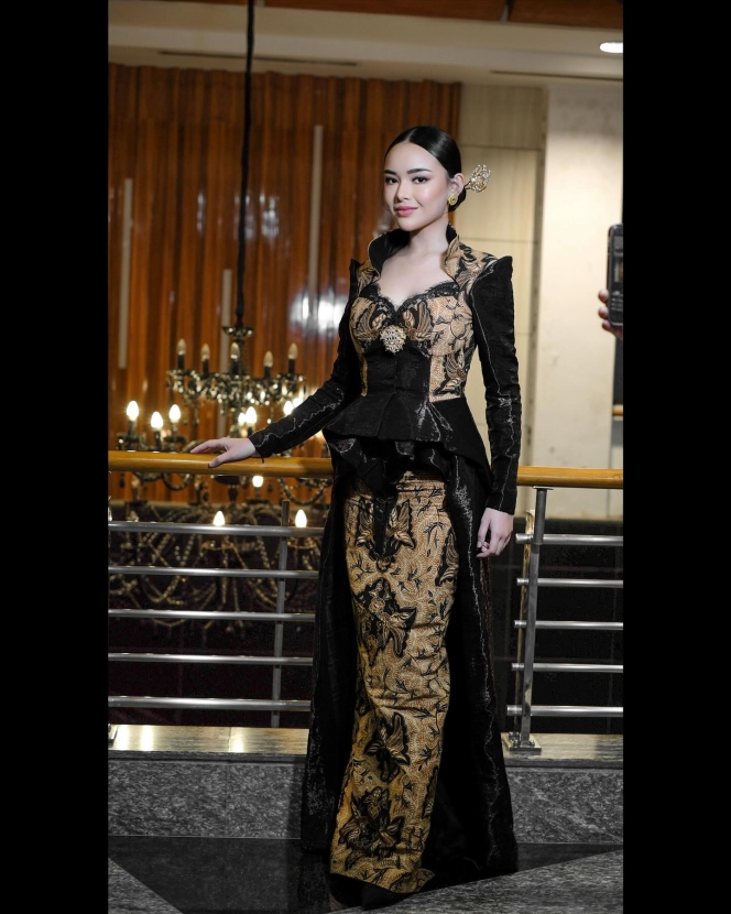Pesonanya Ratu Kerajaan Banget, Ini 7 Potret Amanda Manopo dengan Kebaya Batik Hitam
