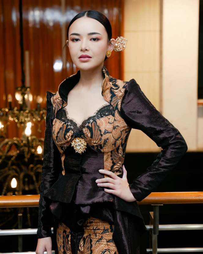 Pesonanya Ratu Kerajaan Banget, Ini 7 Potret Amanda Manopo dengan Kebaya Batik Hitam