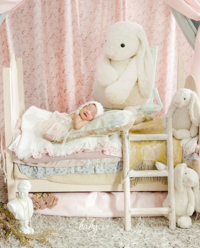 Potret Newborn Photoshoot Baby Brielle Anak Kedua Billy Davidson, Senyum Pas Lagi Tidur Cute Banget!
