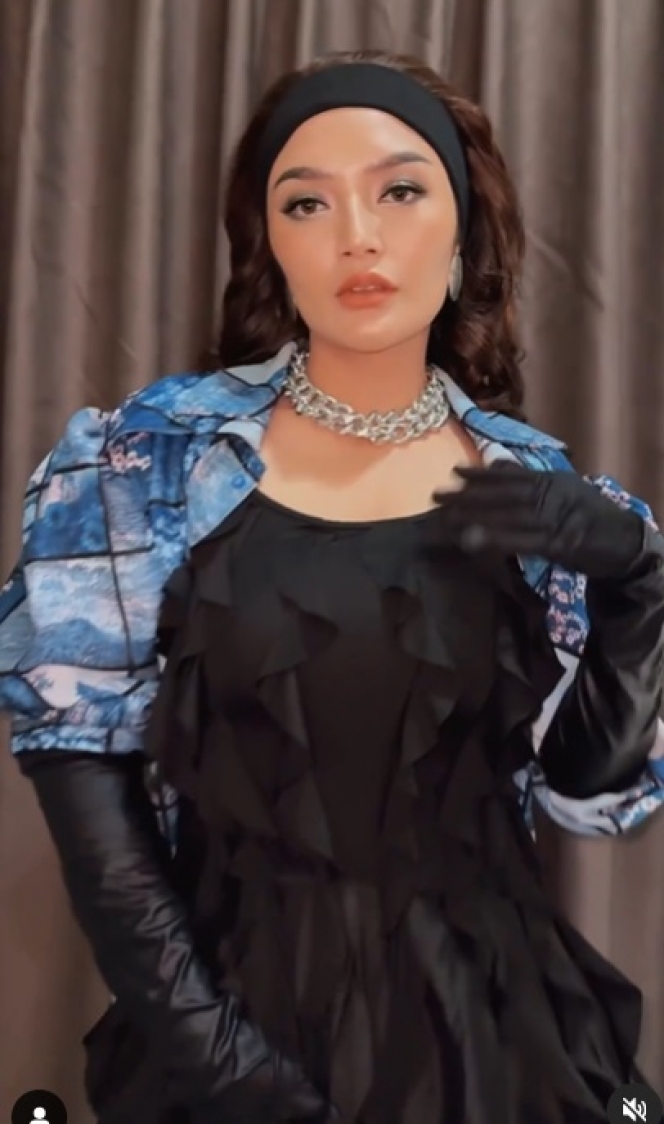 7 Potret Siti Badriah Tampil dengan Gaya Old Fashion, Cantiknya Berlipat-Lipat