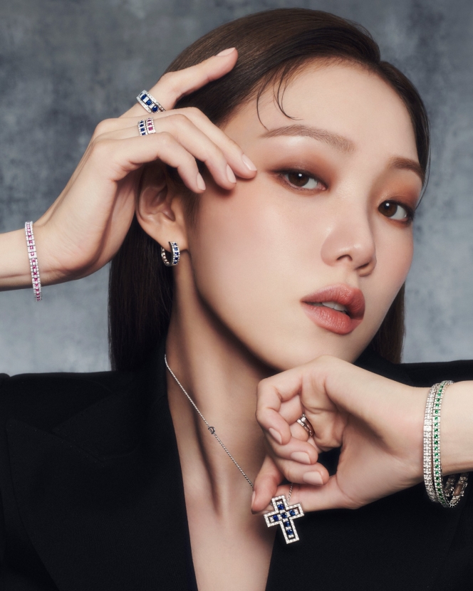 Cantik Banget Bak Boneka, Lee Sung Kyung Unjuk Pesona di Pemotretan Brand Perhiasan Damiani
