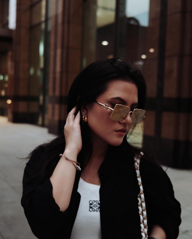 Potret Marsha Aruan Kenakan Kacamata Kotak, Style-nya Juara Banget!