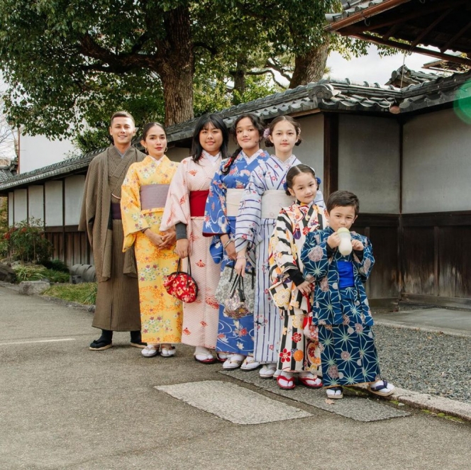Pas Lagi Difoto Malah Ngedot, Ini Potret Ganteng Baby Saka saat Pakai Kimono di Jepang