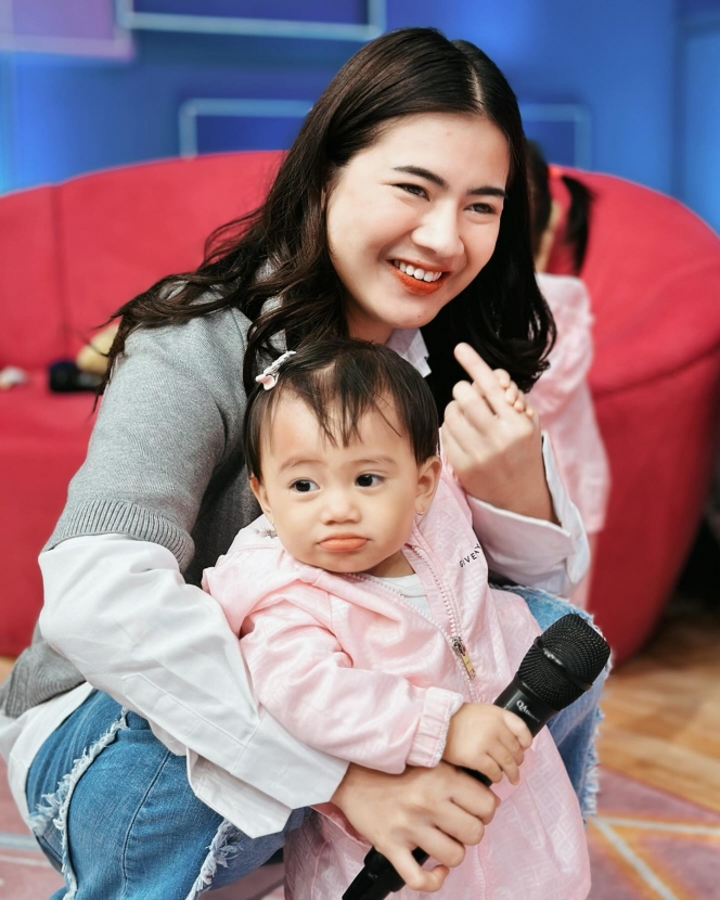 Gak Rewel, Felicya Angelista Bagikan Potret Anak-Anaknya Pertama Kali Syuting di Stasiun TV - Kompak Pakai Baju Pink! 