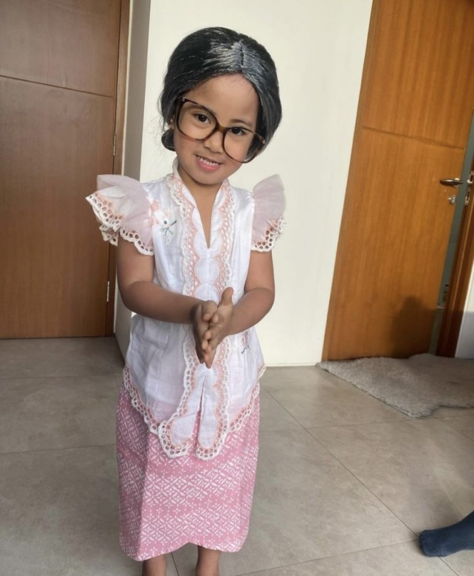 Sampai Pakai Rambut Wig Beruban, Ini Potret Chava Putri Rachel Vennya saat Tiru Gaya Nenek-Nenek