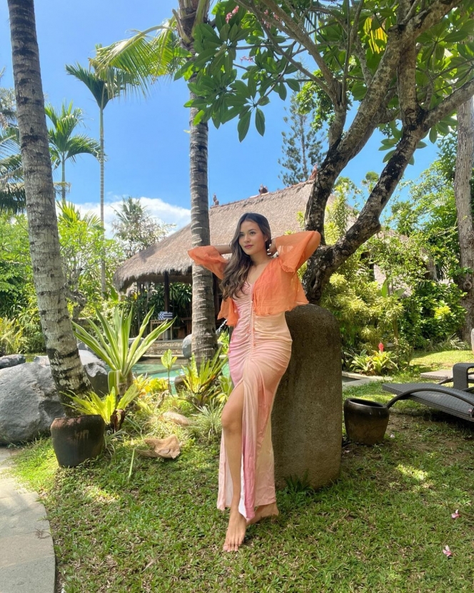 Potret Anggun Raisa Pakai Dress Orange, Cantiknya Effortless Banget