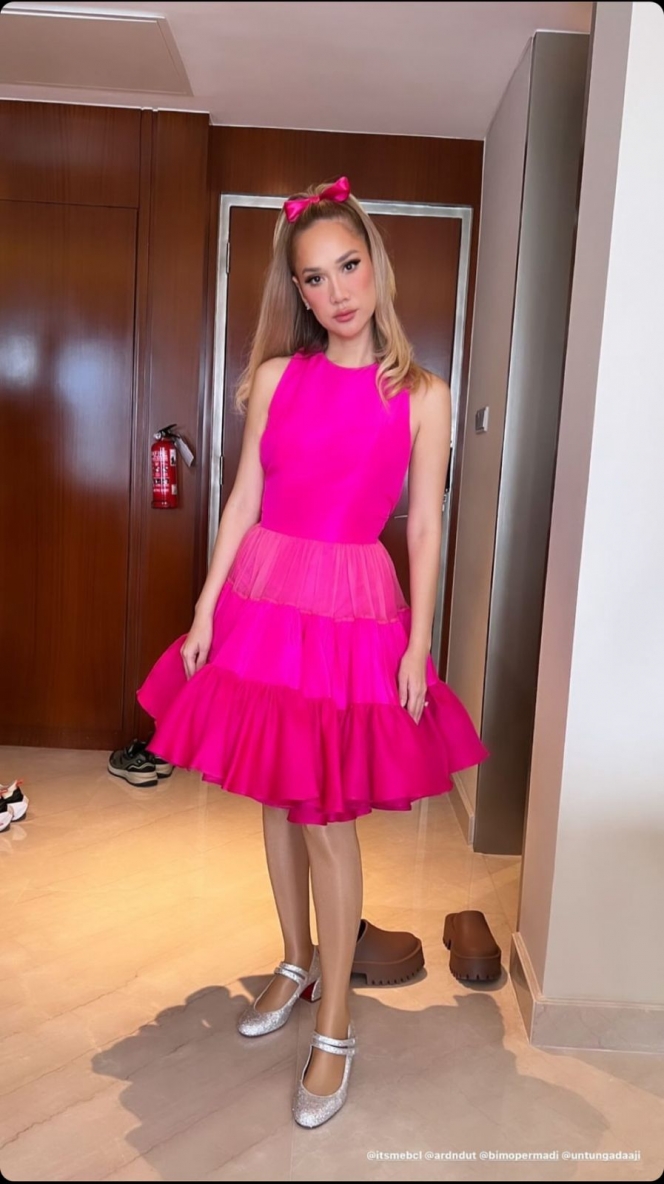 Look-nya Barbie Banget, Ini Penampilan Terbaru Bunga Citra Lestari saat Manggung yang Serba Pink