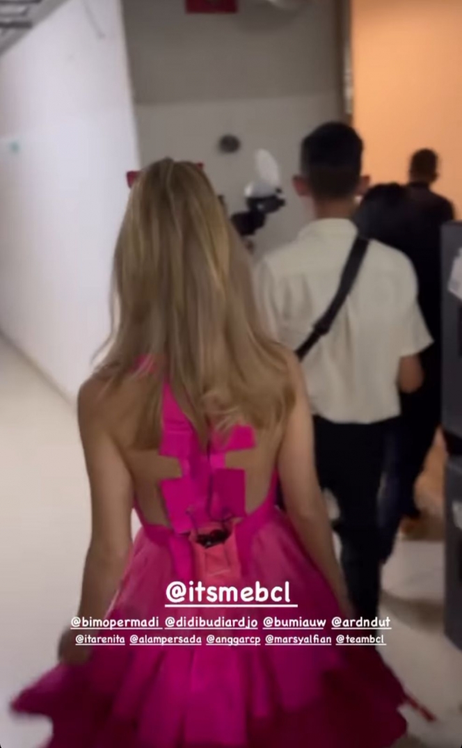 Look-nya Barbie Banget, Ini Penampilan Terbaru Bunga Citra Lestari saat Manggung yang Serba Pink