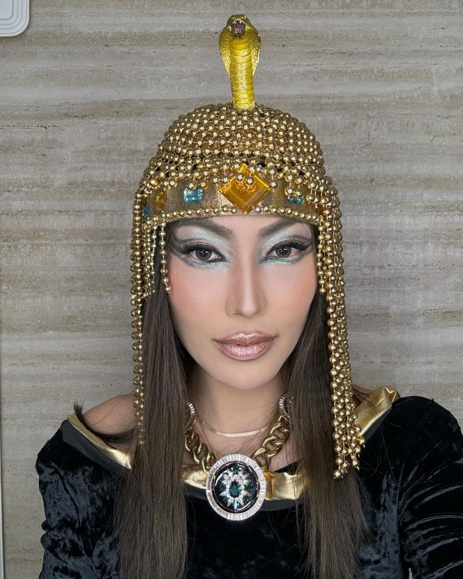6 Potret Ayu Dewi Cosplay Cleopatra, Sang Suami Langsung Tertekan!
