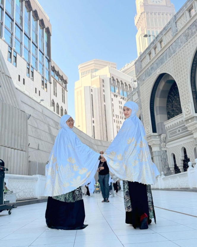 Berangkat Umroh bareng Keluarga dan Tim, Happy Asmara Tampil Manglingi dalam Balutan Hijab