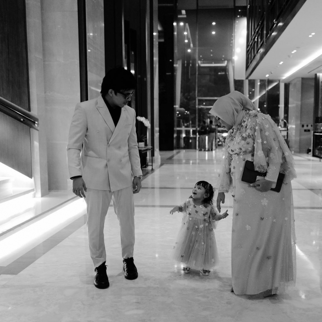 Perlihatkan Kompaknya Ayah-Anak, Ini Potret Ameena dan Atta Halilintar yang Selalu Pakai Outfit Selaras! 