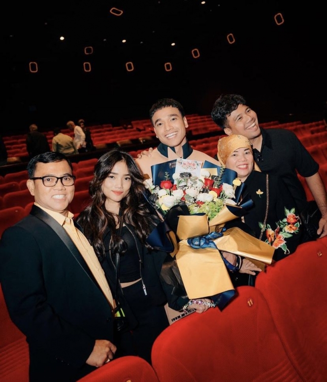 Beri Selamat ke Fadly Faisal, Ini Potret Keluarga Fuji di Premiere Film Kereta Berdarah
