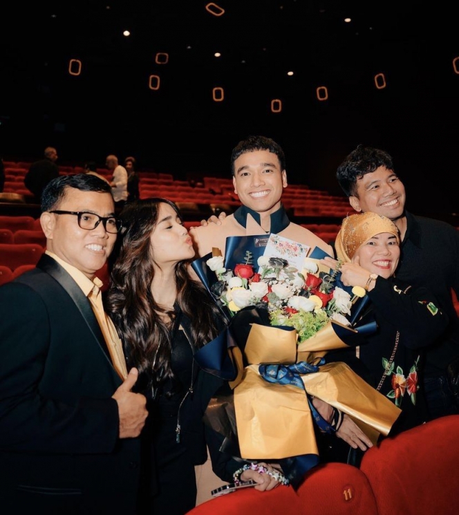 Beri Selamat ke Fadly Faisal, Ini Potret Keluarga Fuji di Premiere Film Kereta Berdarah