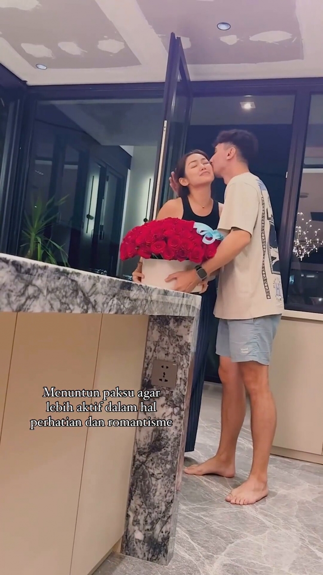 Ajari Suami Lebih Peka, Ini Momen Jessica Iskandar Siapkan Bunga untuk Kejutan Ulang Tahunnya Sendiri! 