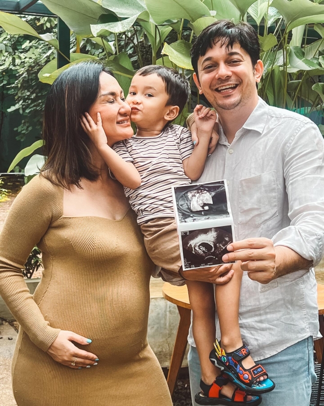 Umumkan Akan Punya Anak Kedua, Ini Deretan Potret Bahagia Andrew Andika & Tengku Dewi Putri Perlihatkan Baby Bump Serta Hasil USG! 