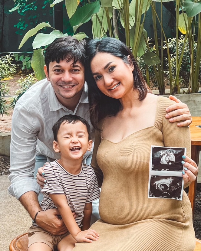 Umumkan Akan Punya Anak Kedua, Ini Deretan Potret Bahagia Andrew Andika & Tengku Dewi Putri Perlihatkan Baby Bump Serta Hasil USG! 