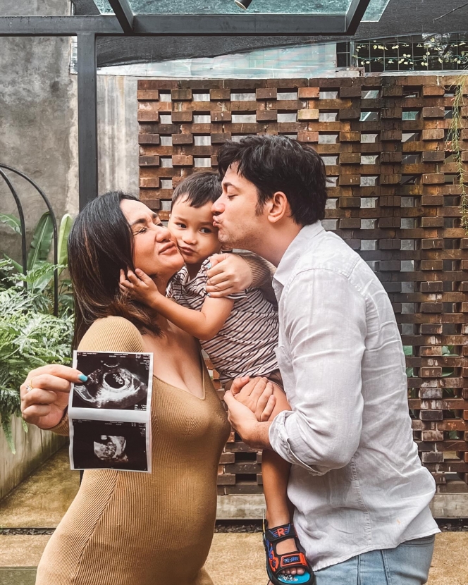 Umumkan Akan Punya Anak Kedua, Ini Deretan Potret Bahagia Andrew Andika & Tengku Dewi Putri Perlihatkan Baby Bump Serta Hasil USG! 