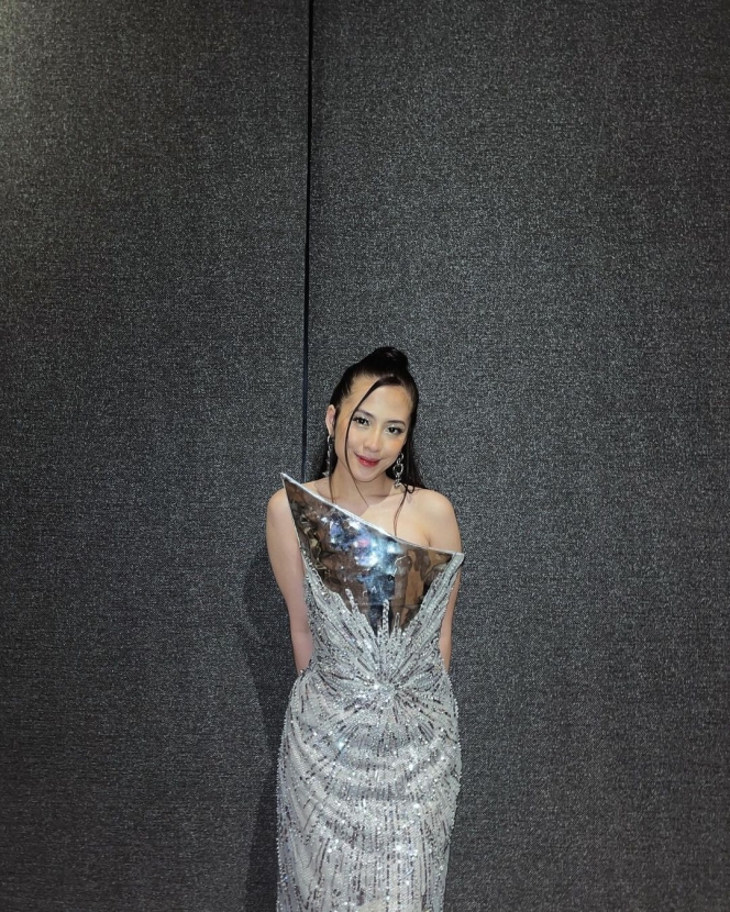 8 Potret Penampilan Adhisty Zara di Gala Premiere Film Munkar, Pesonanya Terpancar!
