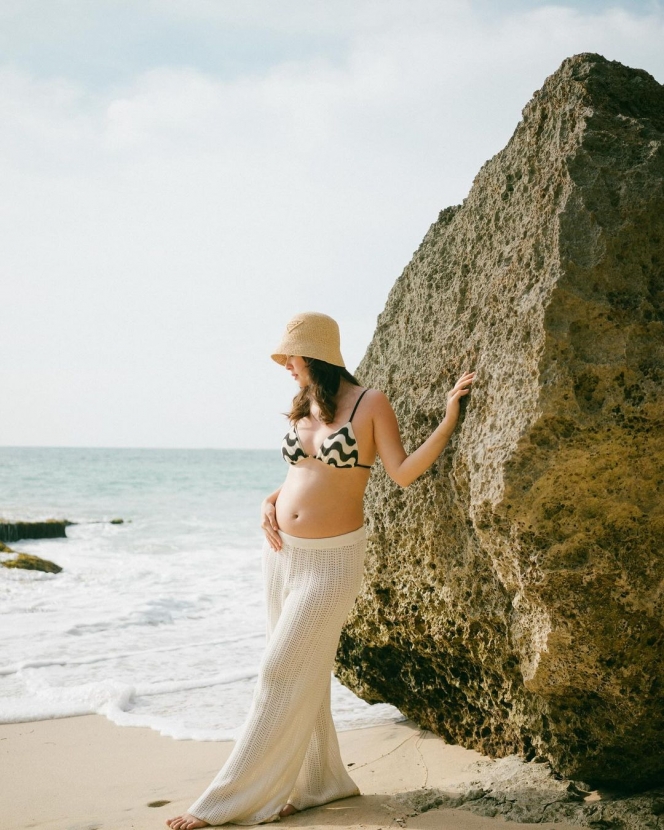 Potret Pamela Bowie Pamer Baby Bump di Pantai, Aura Bumilnya Semakin Terpancar!