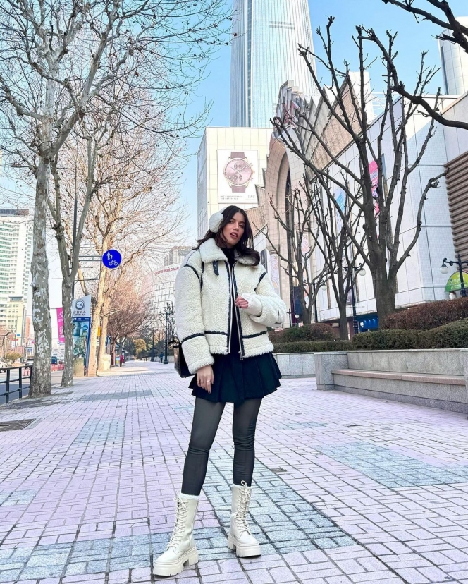 7 Potret Sabrina Chairunnisa Pakai Outfit Musim Dingin di Korea, Tetap Happy Meski Pergelangan Tangan Retak
