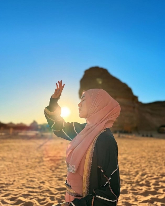 Nikmati Indahnya View Sunrise, Ini Potret Happy Asmara saat Mampir ke Kota Al Ula
