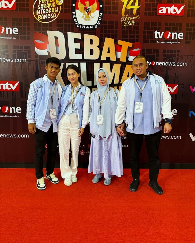 Tetap Bucin, Ini Potret Kompak Pratama Arhan dan Azizah Salsha saat Nonton Debat Capres Kelima