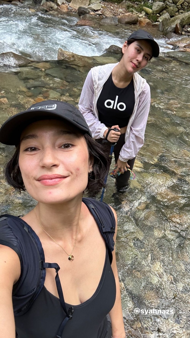 7 Momen Tatjana Saphira Bareng Syahnaz Main di Curug Cibaliung sambil Mendaki Tipis-tipis