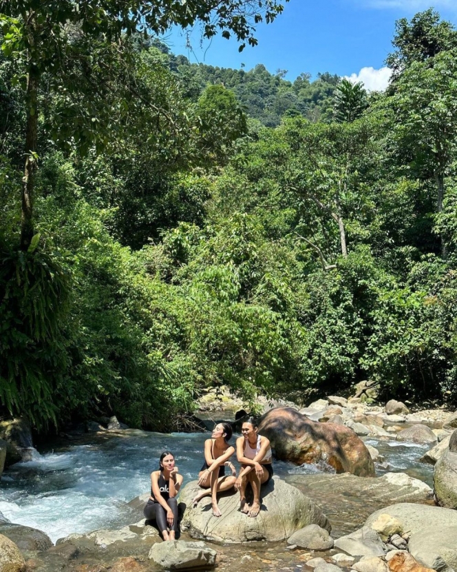 7 Momen Tatjana Saphira Bareng Syahnaz Main di Curug Cibaliung sambil Mendaki Tipis-tipis