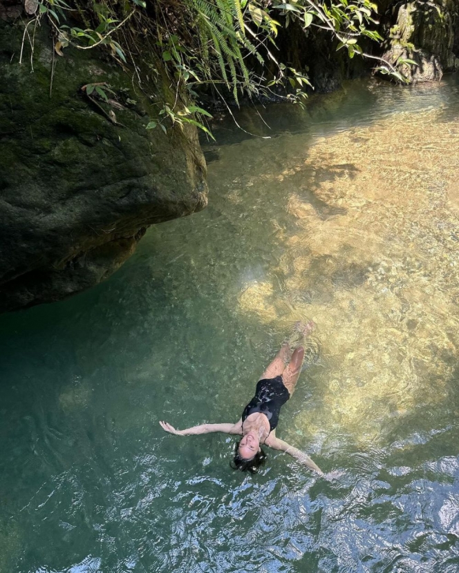 7 Momen Tatjana Saphira Bareng Syahnaz Main di Curug Cibaliung sambil Mendaki Tipis-tipis