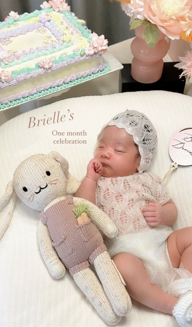 Potret Perayaan 1 Bulanan Baby Brielle Anak Kedua Billy Davidson, Lagi Tidur Aja Gemas Banget Nih!