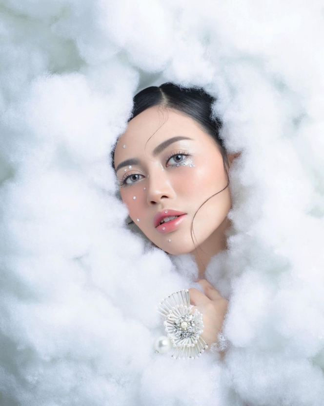 9 Potret Photoshoot Terbaru Rachel Vennya, Tampil Flawless Serba Putih Bak Putri Salju