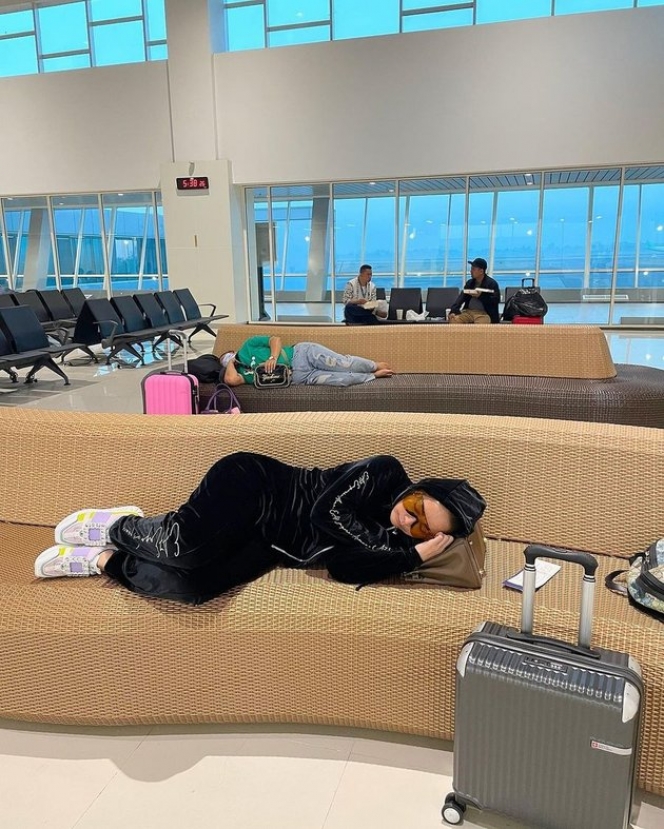 Jadwal Manggungnya Padat, Ini Potret Inul Daratista yang Gak Malu Tidur di Ruang Tunggu Bandara