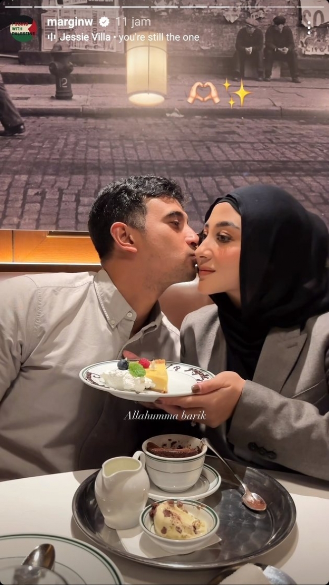 Perayaan Anniversary Ali Syakieb dan Margin, Ajak Istri Dinner Romantis - Kasih Buket Bunga cantik!