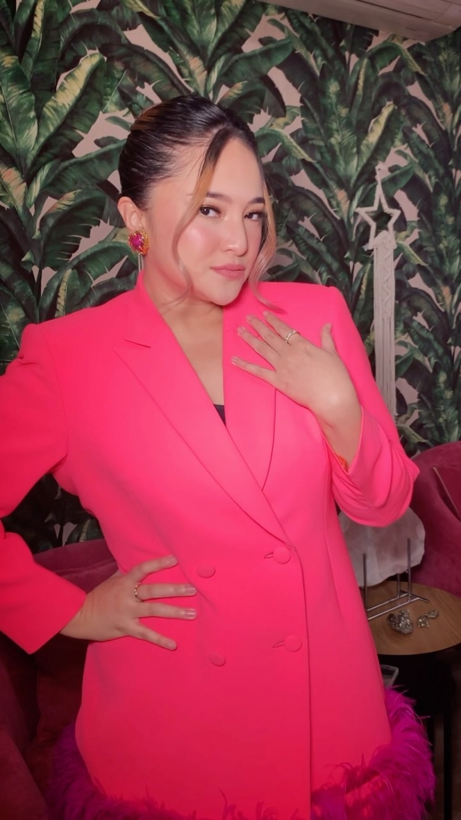 Deretan Potret Terbaru Marshanda Pakai Outfit Pink Gonjreng, Auranya Positif Banget!
