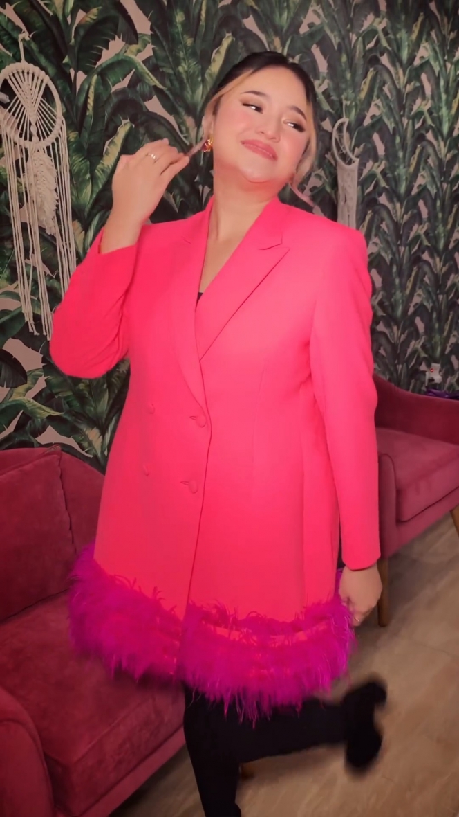 Deretan Potret Terbaru Marshanda Pakai Outfit Pink Gonjreng, Auranya Positif Banget!