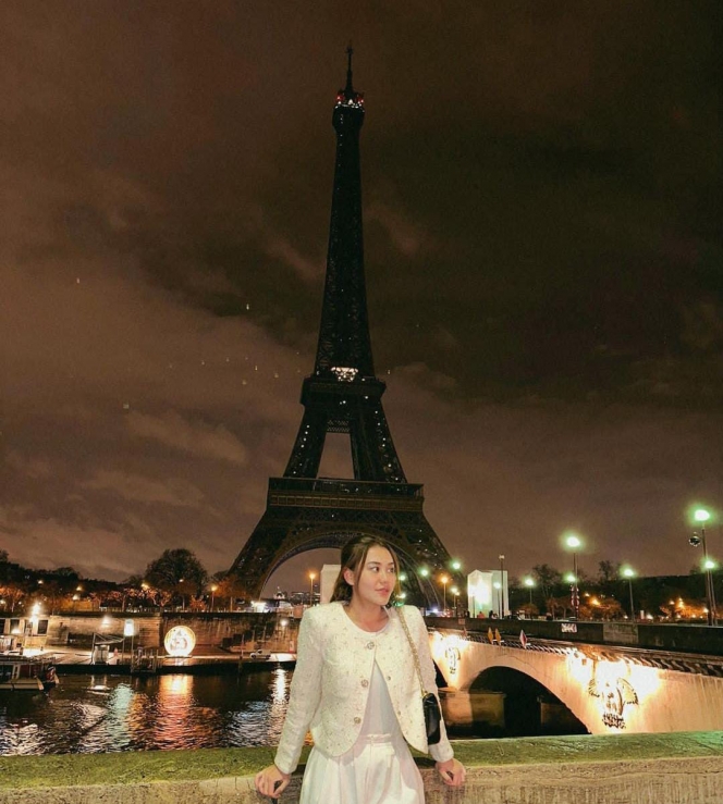 Lagi Liburan ke Eropa, Ini Potret Aaliyah Massaid Pose dengan Pemandangan Menara Eiffel