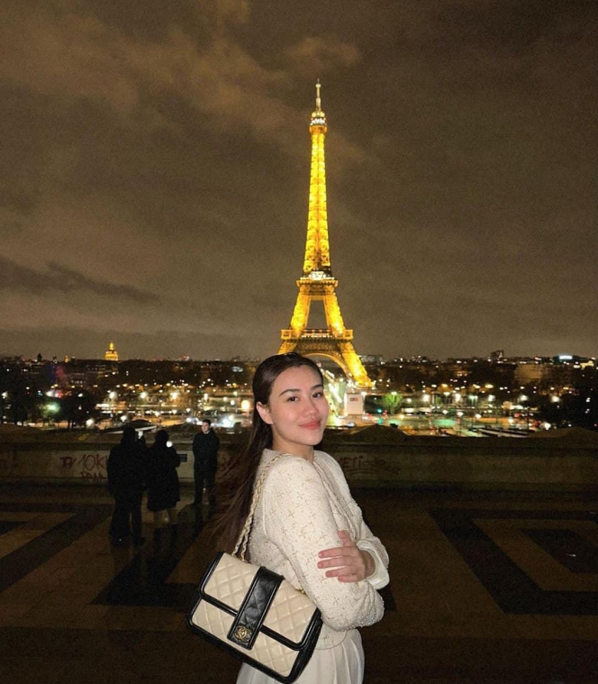 Lagi Liburan ke Eropa, Ini Potret Aaliyah Massaid Pose dengan Pemandangan Menara Eiffel