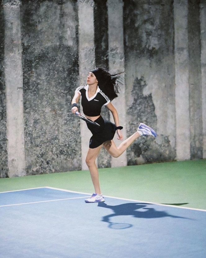 Potret Anya Geraldine Main Tenis Pakai Baju Olahraga Serba Hitam, Makin Cantik!