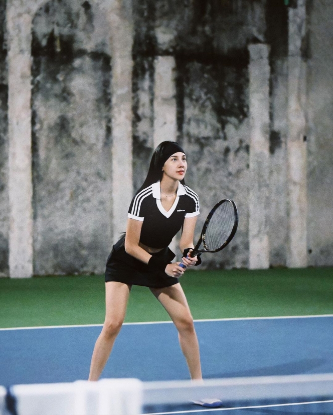 Potret Anya Geraldine Main Tenis Pakai Baju Olahraga Serba Hitam, Makin Cantik!