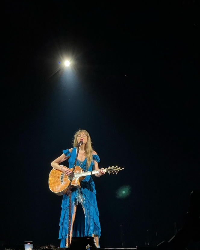 Potret Luna Maya Nonton Konser Taylor Swift di Jepang, Ditemani Maxime Bouttier