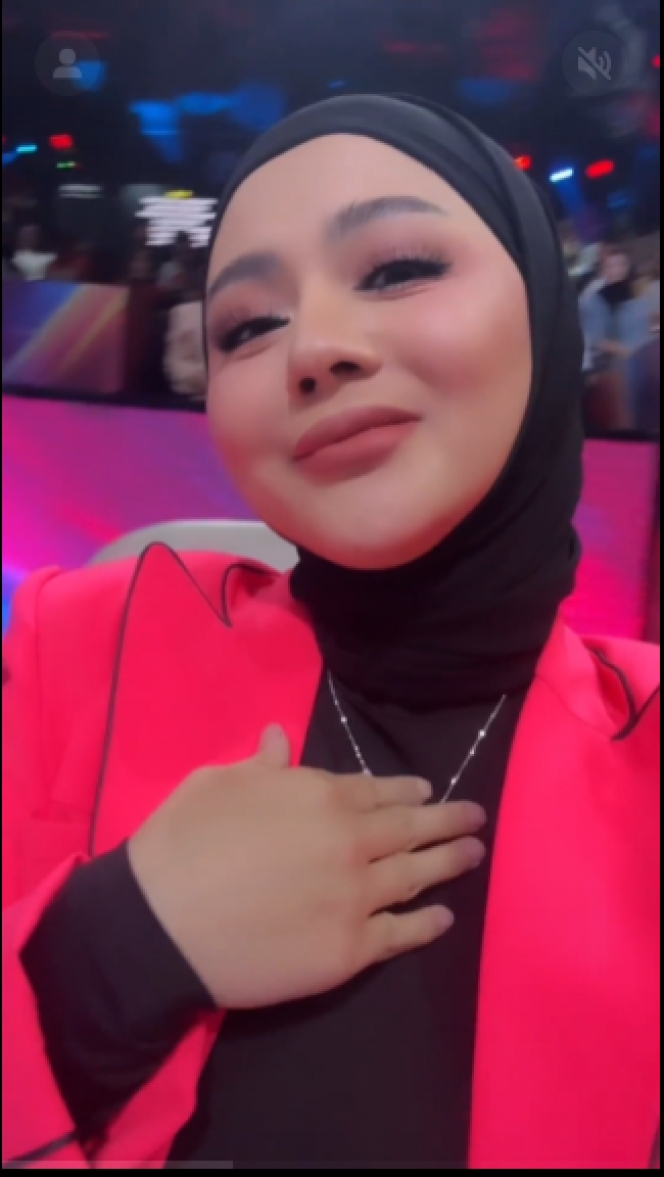 Potret Jenita Janet saat Menjadi Juri DAcademy 6, Makin Stylish!