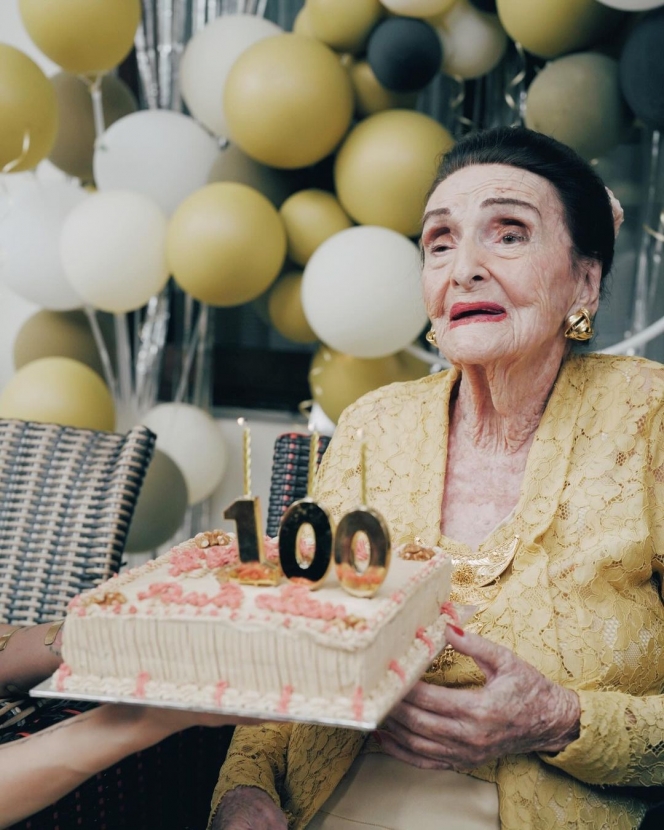 Tampil Cantik Berkebaya, Ini Potret Perayaan Ulang Tahun ke-100 Oma Sharena Delon