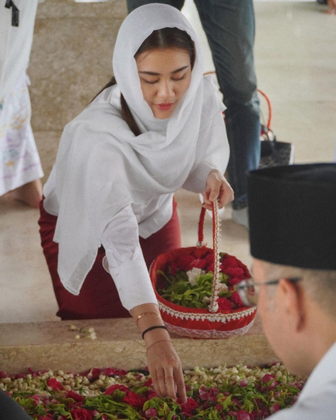 Potret Aaliyah Massaid Nyekar ke Makam Bung Karno, Gayanya Dipuji Cocok Jadi Istri Pejabat!