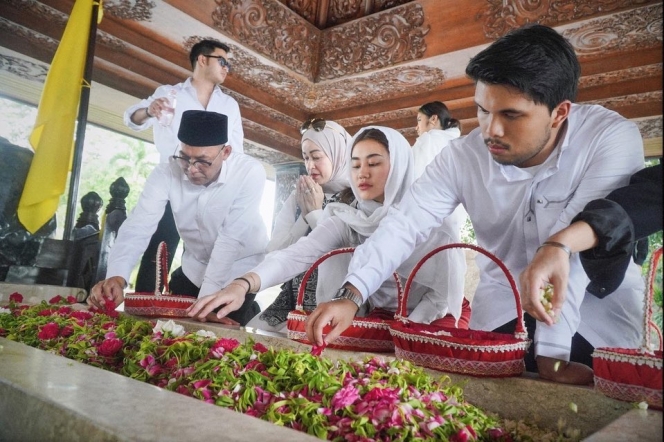 Potret Aaliyah Massaid Nyekar ke Makam Bung Karno, Gayanya Dipuji Cocok Jadi Istri Pejabat!