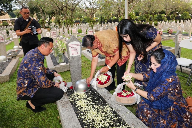 Momen Keluarga SBY ke Makam Ani Yudhoyono, Potret Aira di Samping Annisa Pohan Jadi Sorotan